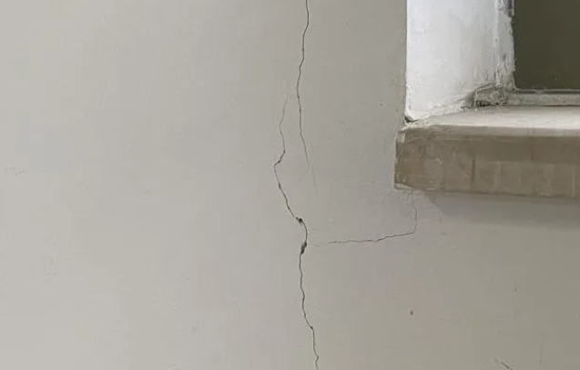 墻皮開(kāi)裂脫落怎么辦？