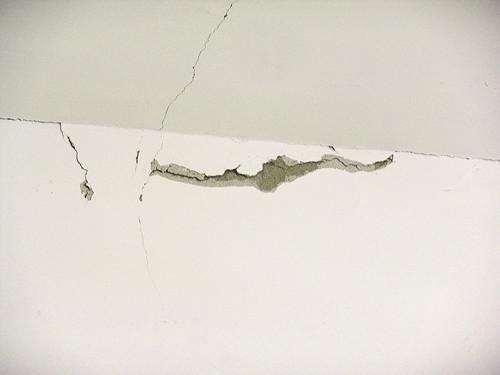 墻面開裂、發(fā)霉怎么辦？